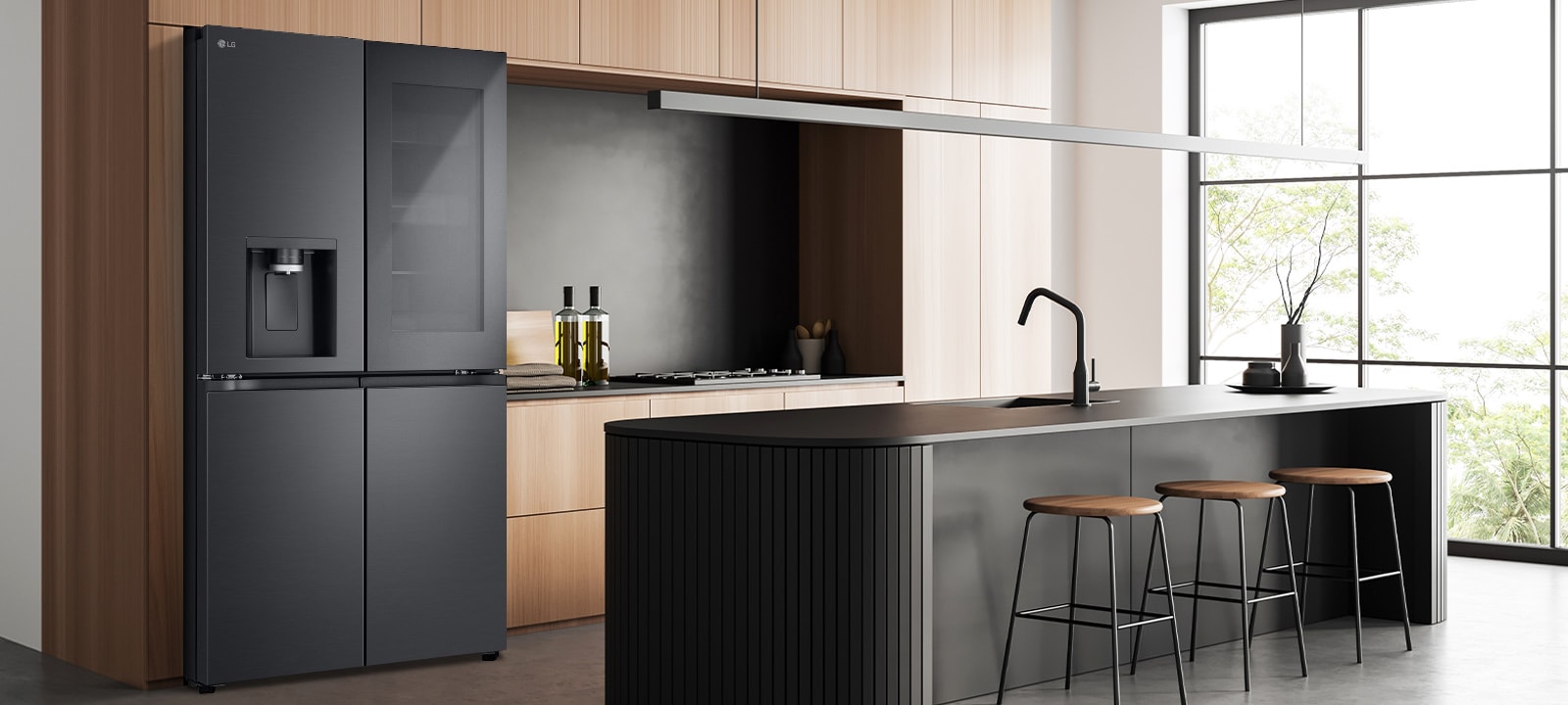 LG Instaview Multi-door frižider postavljen u modernoj kuhinji.