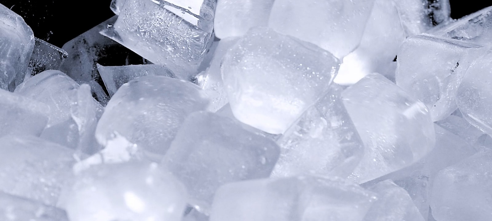 Automatski ledomat LG Multi-door frižidera proizvodi dosta leda.