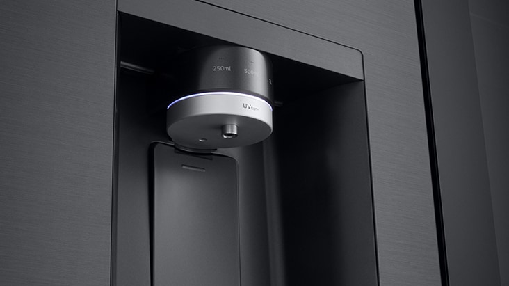 Bliži prikaz LG dispenzera za vodu frižidera, koji radi pomoću funkcije "Smart Fill".