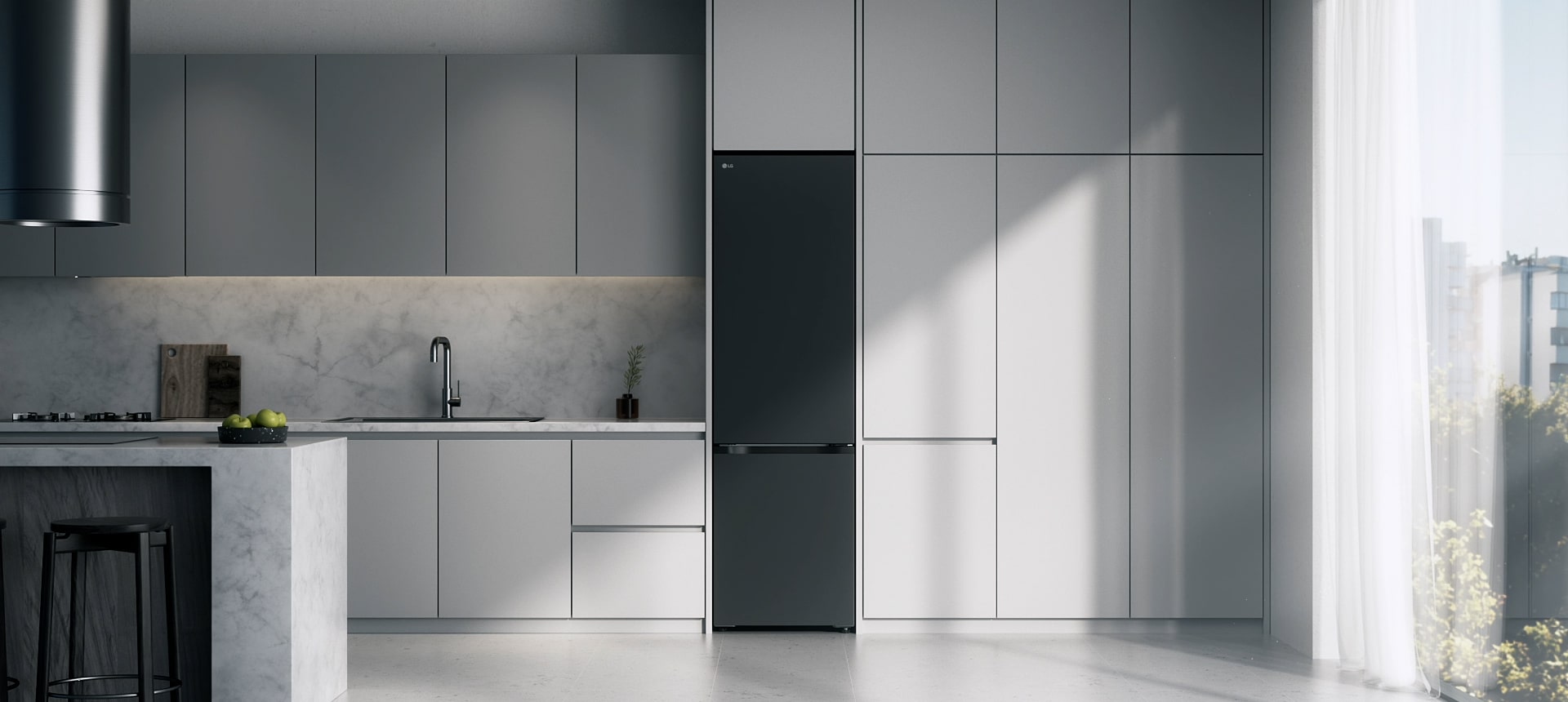 Maksimalna svežina i funkcionalnost Mat crni LG frižider sa zamrzivačem dole smešten je između sivih kuhinjskih ormarića, pored mermerne radne ploče.