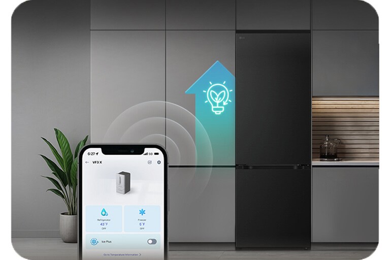 LG frižider sa donjim zamrzivačem i pametnim telefonom koji prikazuje ThinQ™ aplikaciju ispred, uz svetleću plavu AI ikonu pored frižidera.