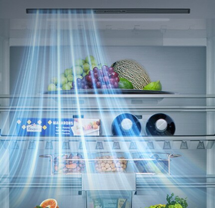 Unutrašnjost LG frižidera sa donjim zamrzivačem: police sa voćem, pićima, plave linije protoka vazduha koje dolaze odozgo levo