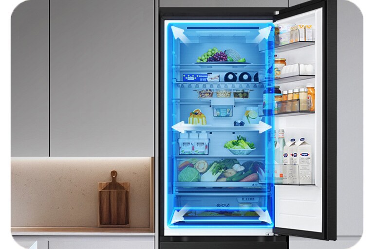 LG frižider sa donjim zamrzivačem i otvorenim vratima, hrana u odeljku frižidera, plava boja i strelice ilustruju prostran enterijer.