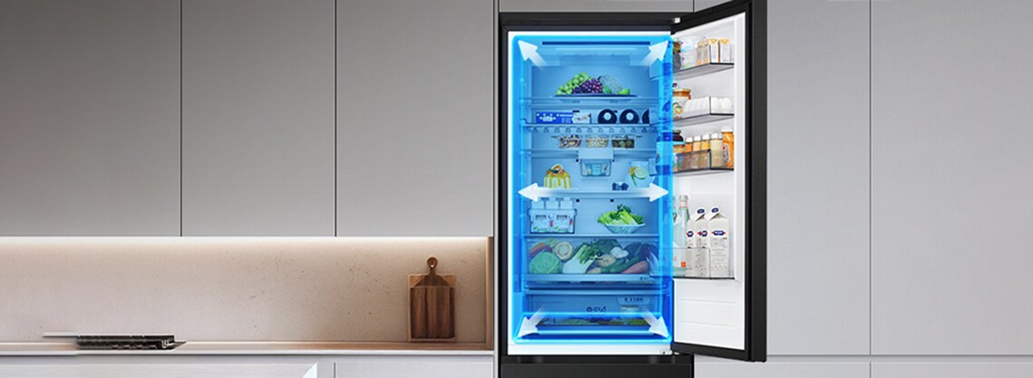 LG frižider sa donjim zamrzivačem i otvorenim vratima, hrana u odeljku frižidera, plava boja i strelice ilustruju prostran enterijer.