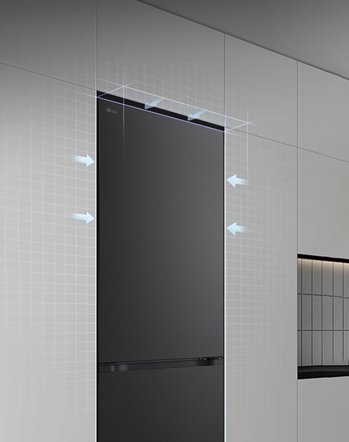 LG frižider sa zamrzivačem dole se savršeno uklapa u kuhinjski ormarić,  strelice ilustruju uklapanje.