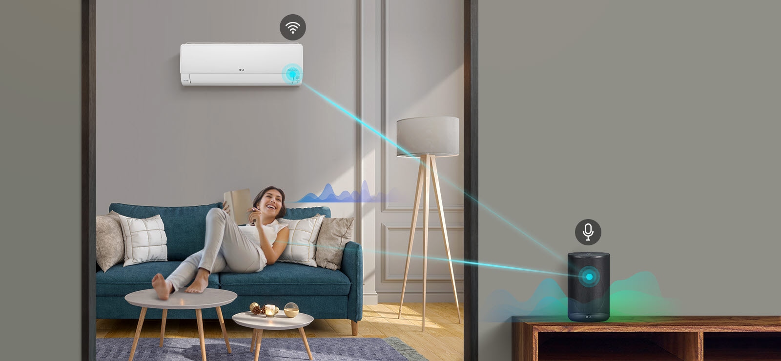 Tri ikonice na vrhu naznačavaju da postoje tri slike u karuselu. Prva ikonica, označena sa „Voice Control”, svetli crveno. Čovek stoji u kuhinji i kuva. Linije zvučnog talasa pojavljuju se pored njega, a zatim se linija pojavljuje iz njega ka AI zvučniku na pultu i ikonica mikrofona se pojavljuje iznad zvučnika. Linije zvučnog talasa pojavljuju se oko zvučnika i linija iz zvučnika ka rerni. Ikonica Wifi pojavljuje se iznad rerne.