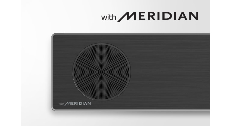 Krupan kadar leve strane LG Soundbar zvučnika sa logotipom Meridian u donjem levom uglu. Veći logotip Meridian prikazan iznad proizvoda.
