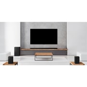 LG Soundbar SP11RA, Niskotonac, Soundbar zvučnik i televizor nalaze se u beloj dnevnoj sobi, SP11RA, thumbnail 3