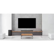 LG Soundbar SP7, Niskotonac, Soundbar zvučnik i televizor nalaze se u beloj dnevnoj sobi, SP7, thumbnail 4