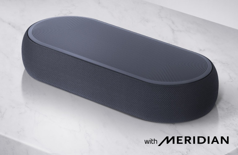 Prikaz desne strane LG Soundbar zvučnika izbliza sa logotipom LG u donjem desnom uglu proizvoda.