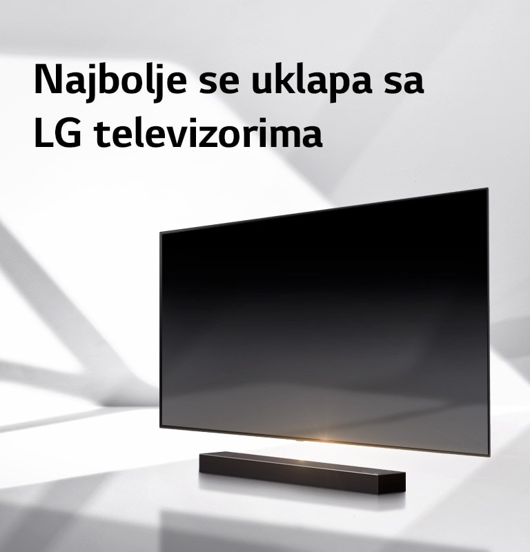 Soundbar zvučnik i TV postavljeni su na belom podu, a odmah iza pojavljuje se senka.