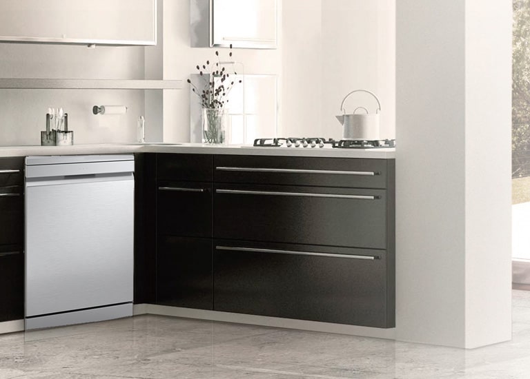 LG самостојећа машина за прање судова са модерним дизајном која може да се угради у кухињски ормар.