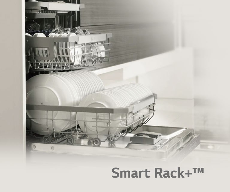 Prikazuje punu mašinu za pranje sudova sa otvorenim vratima.