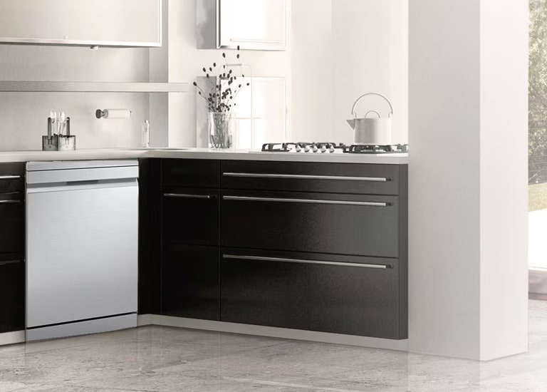 LG самостојећа машина за прање судова са модерним дизајном која може да се угради у кухињски ормар.