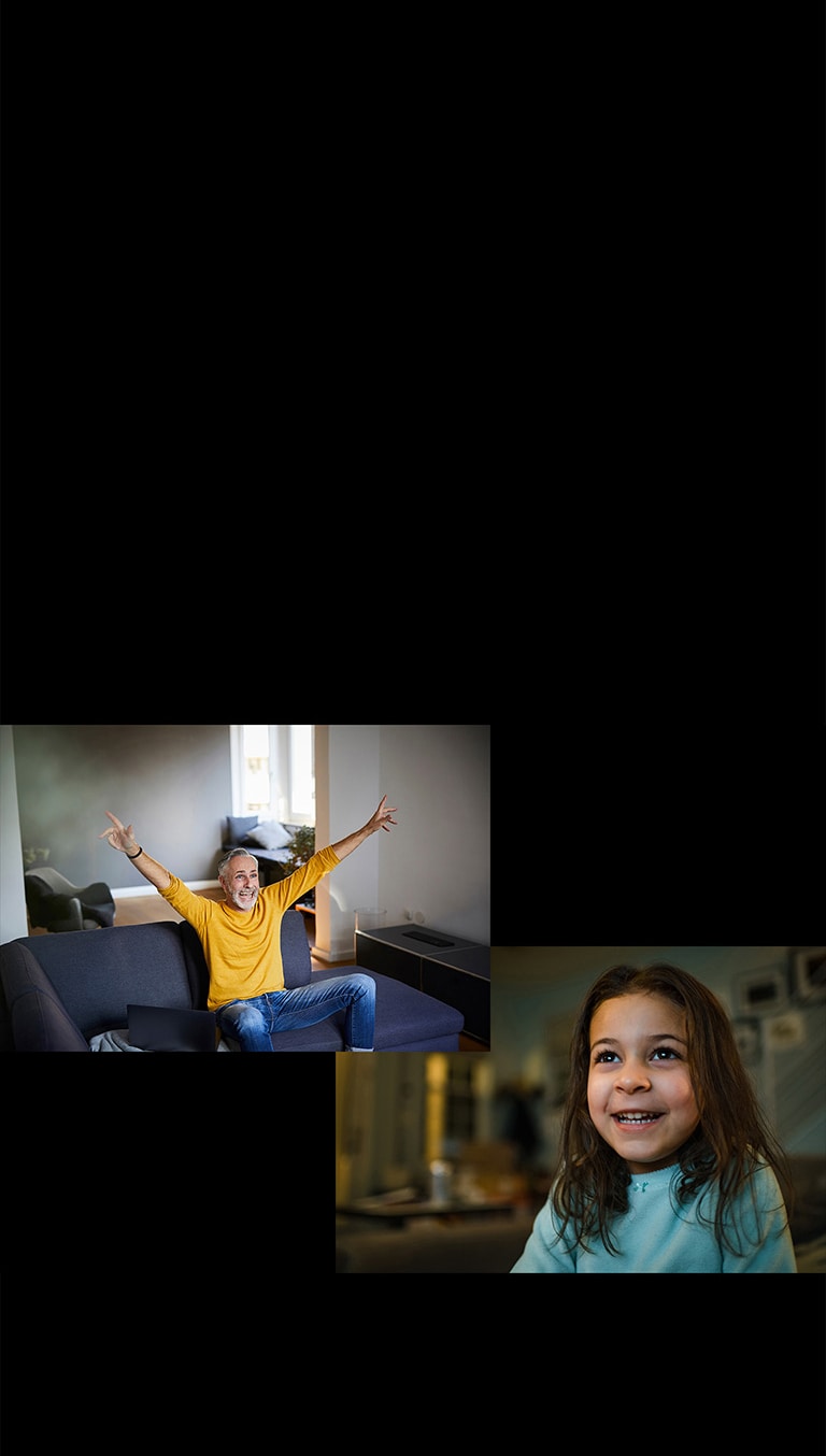 Deka sedi na sofi u dnevnoj sobi i radosno gleda nešto na slici u levom gornjem uglu. Devojčica nešto radosno posmatra.