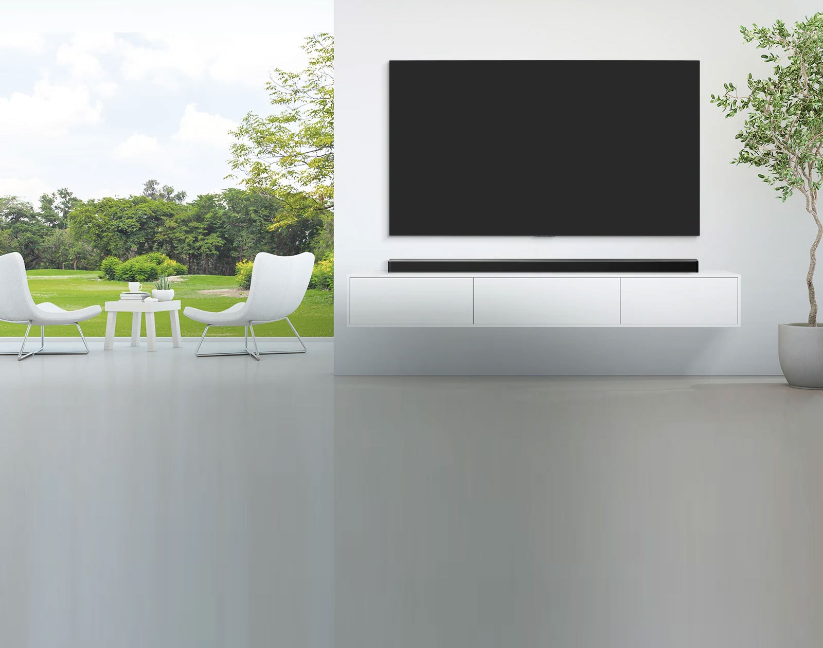 Televizor i Soundbar zvučnik postavljeni su u širokoj, beloj dnevnoj sobi, a kroz širok prostor proteže se pogled na zelenu šumu.