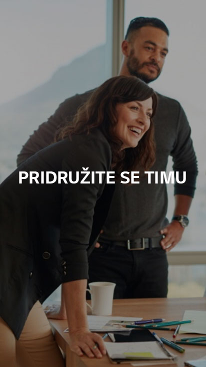 Muškarac i žena stoje u sali za sastanke