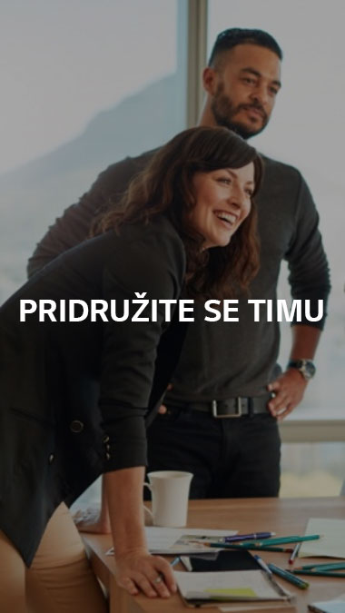 Muškarac i žena stoje u sali za sastanke