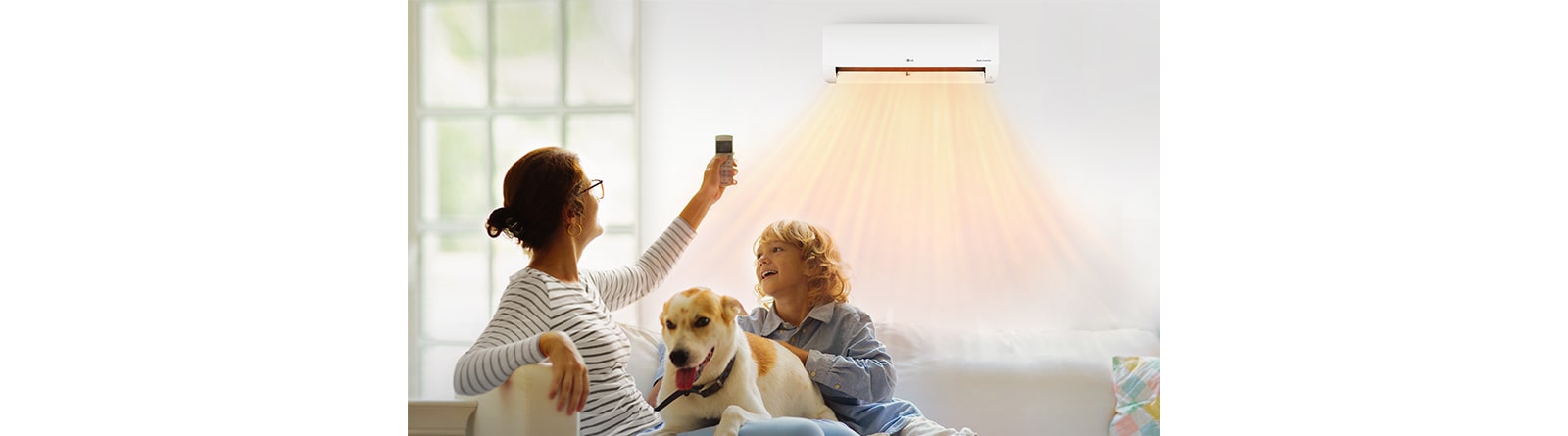 Baka i unuk sede na kauču i uživaju u toplom vazduhu