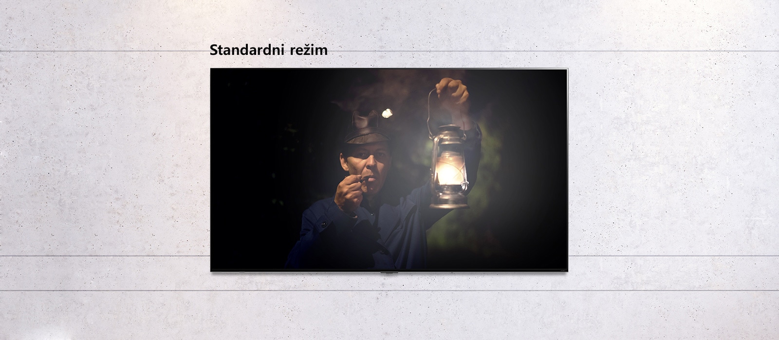Slika koja može da se lista na televizoru montiranom na zidu prikazuje tamnu scenu čoveka koji drži lampu. Prikaz se smenjuje između televizora standardne veličine i velikog ekrana LG QNED MiniLed TV-a.