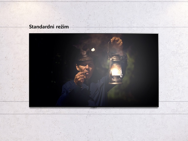 Slika koja može da se lista na televizoru montiranom na zidu prikazuje tamnu scenu čoveka koji drži lampu. Prikaz se smenjuje između televizora standardne veličine i velikog ekrana LG QNED MiniLed TV-a.