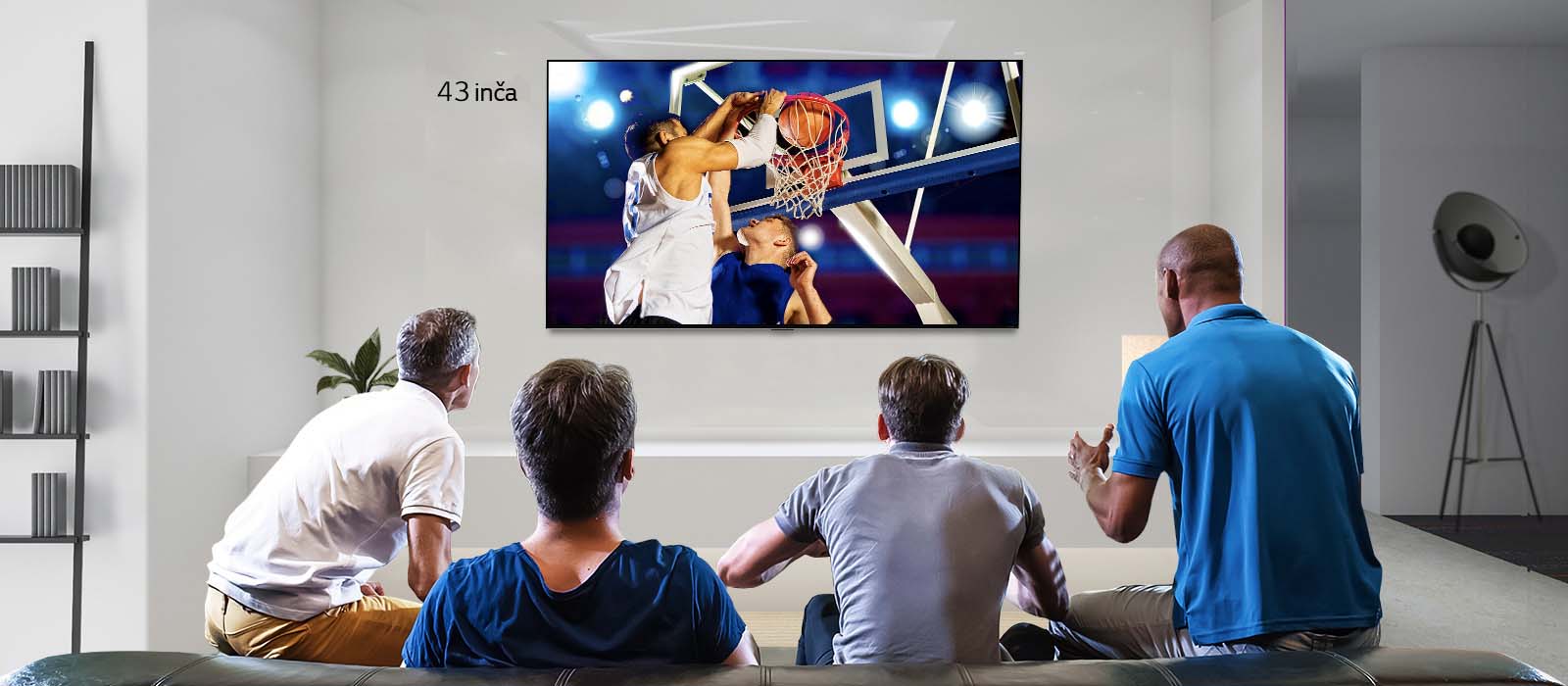 Prikaz sa zadnje strane televizora montiranog na zid, na kome je prikazana košarkaška utakmica koju gledaju četiri muškarca. Listanje sleva nadesno prikazuje razliku u veličini između 43-inčnog i 86-inčnog ekrana.