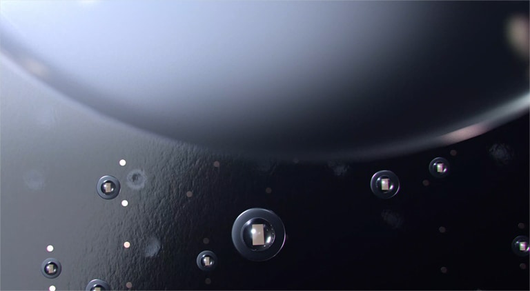 Video-sadržaj u kom se prikazuju sićušne Mini LED sijalice koje se primenjuju na panelu ekrana i osvetljenju. Na kraju video-sadržaja prikazuje se blještavo sunce spram duboke nijanse crne u pozadini.