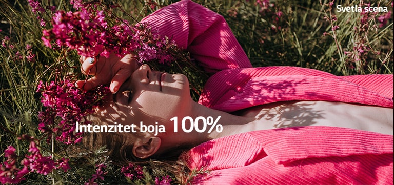 Video-sadržaj u kom se prikazuje devojka koja drži ruku preko očiju na polju prekrivenom travom i ružičastim cvetovima. Dok video-sadržaj teče, boje postaju bogatije dok se procentualni indikator intenziteta boja povećava sa 70% na 100%.