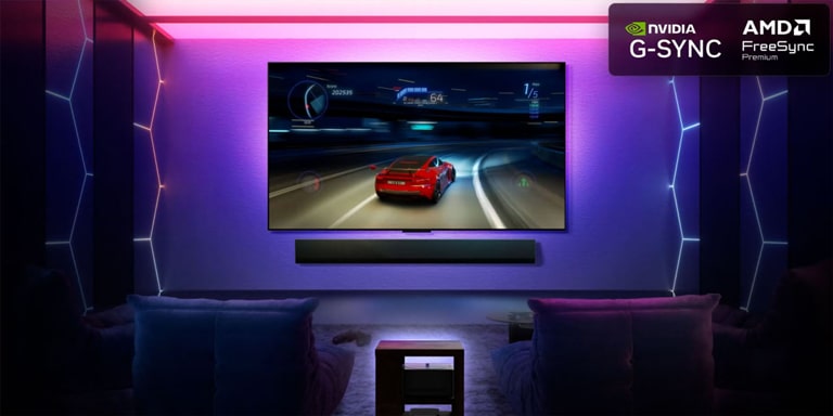 LG OLED M5 TV na čijem ekranu se prikazuje tečna i nesmetana igra. Zero Connect Box se vidi, ali se lepo uklapa u prostor. Vidljivi su Nvidia G-Sync logotip i AMD FreeSync Premium logotip. Vidljivi su sertifikati povezani s igrom. 