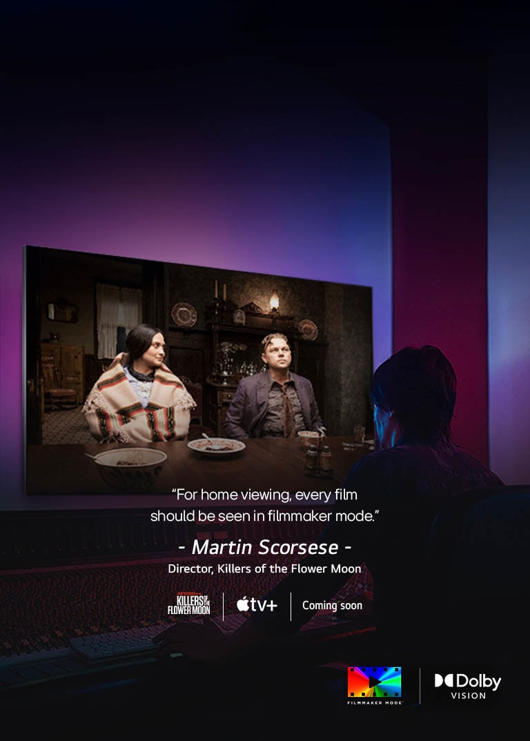 Čovek u mračnom studiju za montažu gleda u LG TV koji prikazuje film „Ubistva pod cvetnim mesecom”. Na slici se prikazuje tekst „Svaki film koji se gleda kod kuće treba gledati koristeći Filmmaker Mode”, ispod kojeg se prikazuje „Martin Skorseze, režiser, Ubistva pod cvetnim mesecom”. Ispod toga se nalazi logo filma Ubistva pod cvetnim mesecom, logo Apple TV i reči „Stiže uskoro”.