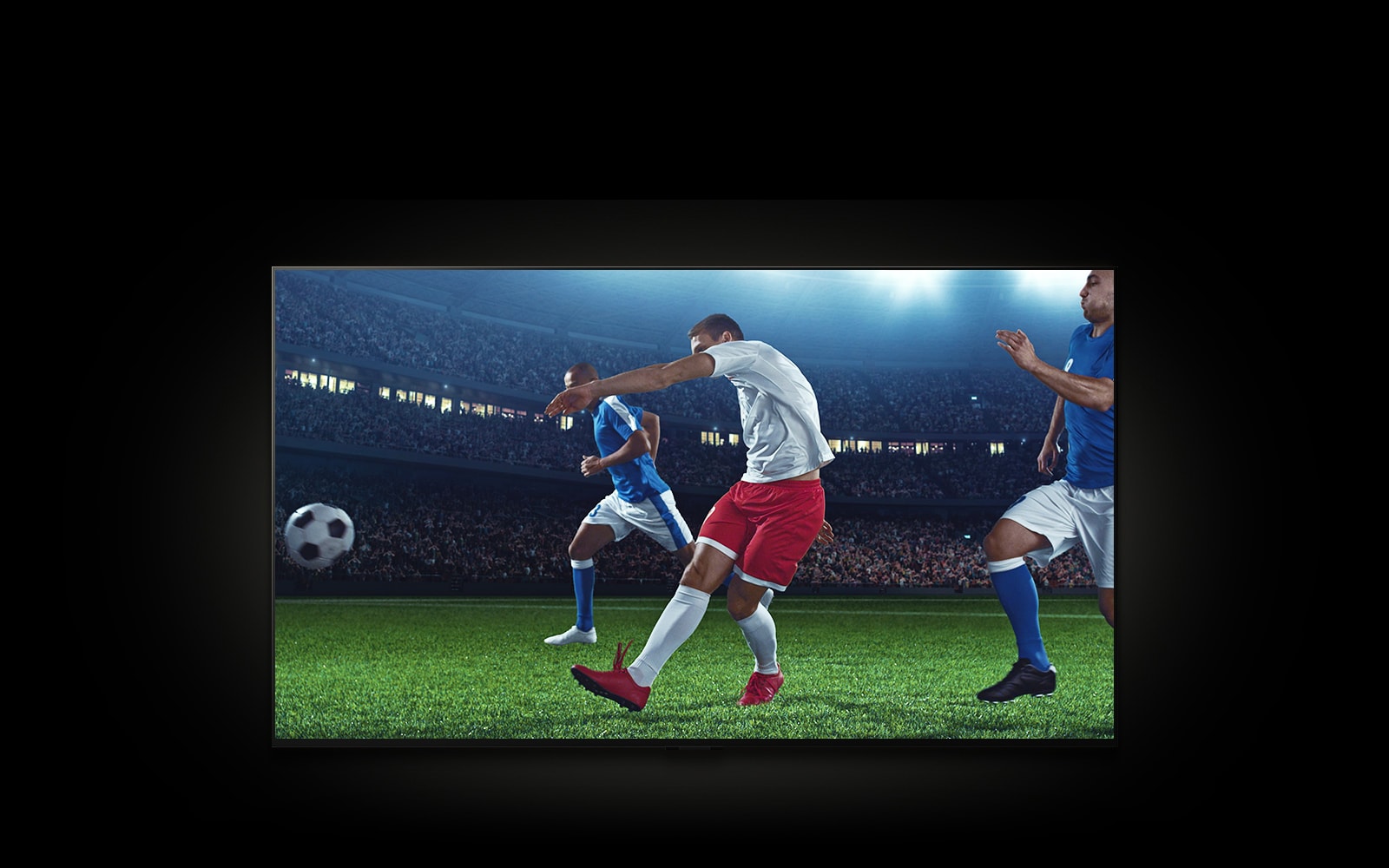 LG TV prikazuje fudbalera na terenu. Meni s leve strane ekrana prikazuje podešavanja, a klikom kursorom se menja podešavanje slike iz Vivid u Sports Mode. Grafička linija prolazi preko ekrana i otkriva svetliju, jasniju sliku.