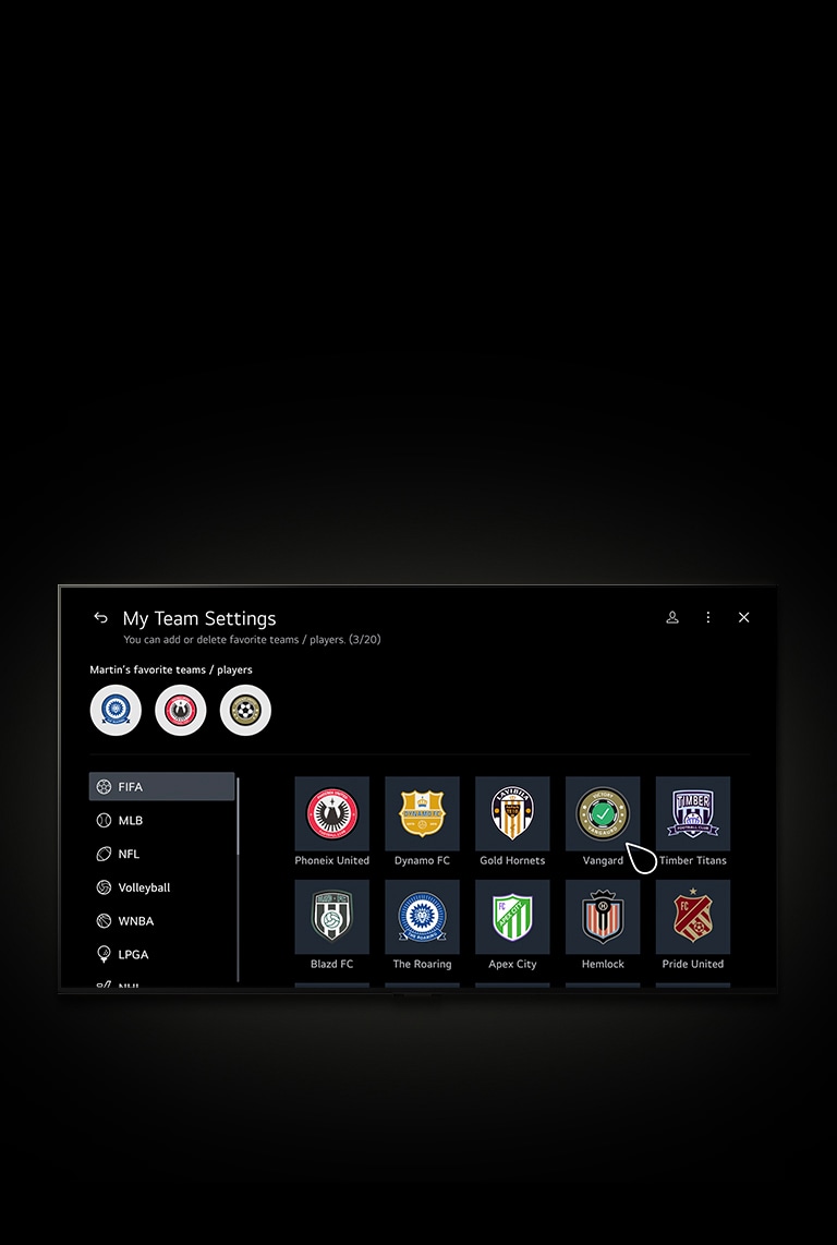 Sports Portal je prikazan na ekranu LG TV-a. U vrhu je velika sličica, a u dnu su četiri sličice koje prikazuju sadržaj uživo. Ekran TV-a se pomera nadole i otkriva još odeljaka sa sličicama igara i sportskog sadržaja. Ekran TV-a se pomera nagore i klikom kursorom se otvara ekran My Team Settings. Kursor klikće na novi tim, čime se otvara lista omiljenih timova.