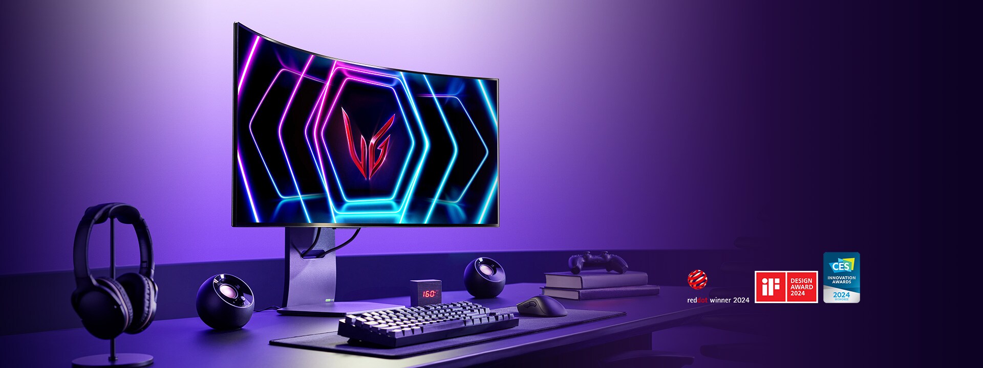 Slika koja prikazuje gejming setup LG UltraGear OLED zakrivljenih gejming monitora modela 34GS95QE i 39GS95QE.