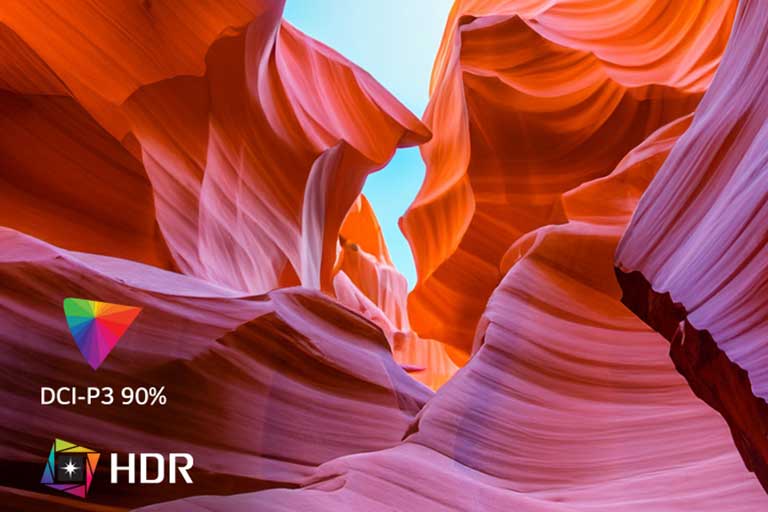 Ekran sadrži razne boje koje predstavljaju UHD 4K, a u donjem levom uglu je logotip za HDR i DCI-P3 90%.	