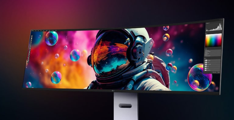 LG UltraWide zakrivljeni monitor sa slikom astronauta u interfejsu za uređivanje slika, koji naglašava boje i rezoluciju.