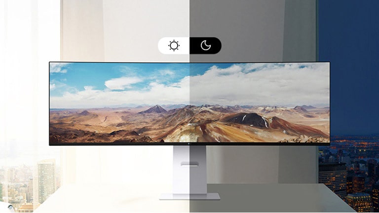 Monitor s prilagodljivom osvetljenošću prikazan u podeljenom prikazu, s automatskim prilagođavanjem osvetljenosti.