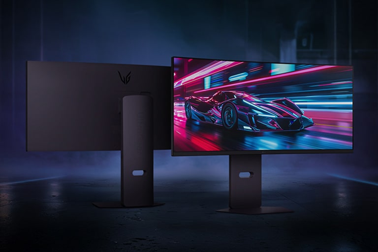 Prikaz s prednje i zadnje strane UltraGear™ 34G630A gejmerskog monitora sa scenom iz futurističke trkačke igre na ekranu.