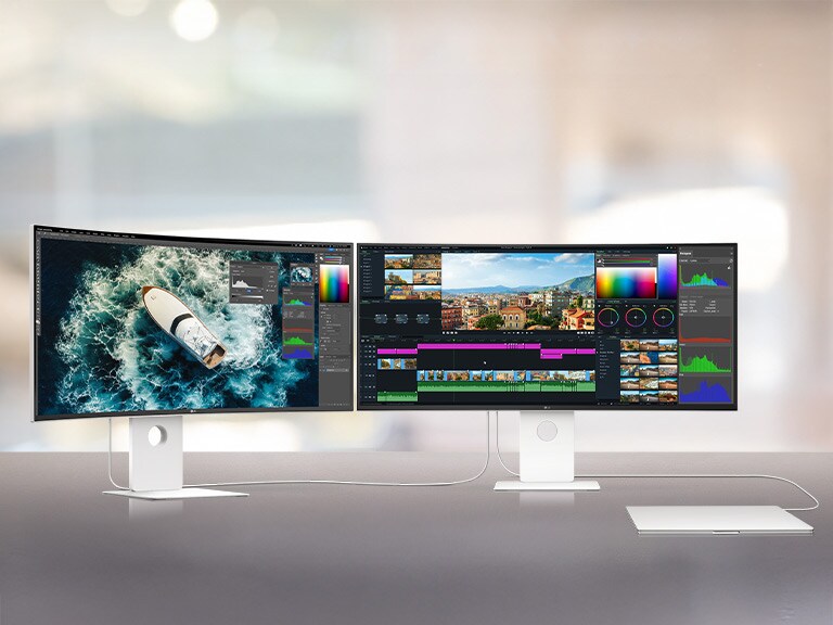 Dva monitora nalaze se jedan pored drugog,povezani s laptopom. Radna stanica prikazuje besprekornost povezivanja svih uređaja