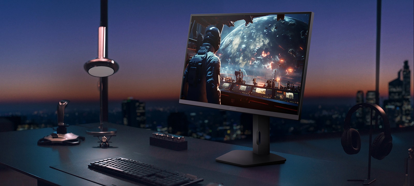 Prikaz s prednje i zadnje strane UltraGear™ 27g610a gejmerskog monitora sa scenom iz futurističke trkačke igre na ekranu.