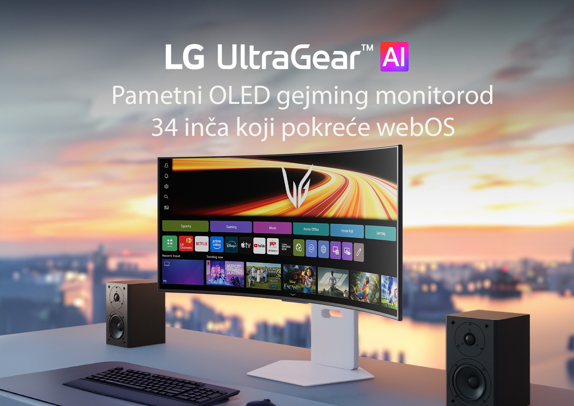 UltraGear™ GX9s OLED gejming monitor prikazuje webOS interfejs na zakrivljenom ekranu, na stolu sa stereo zvučnicima.