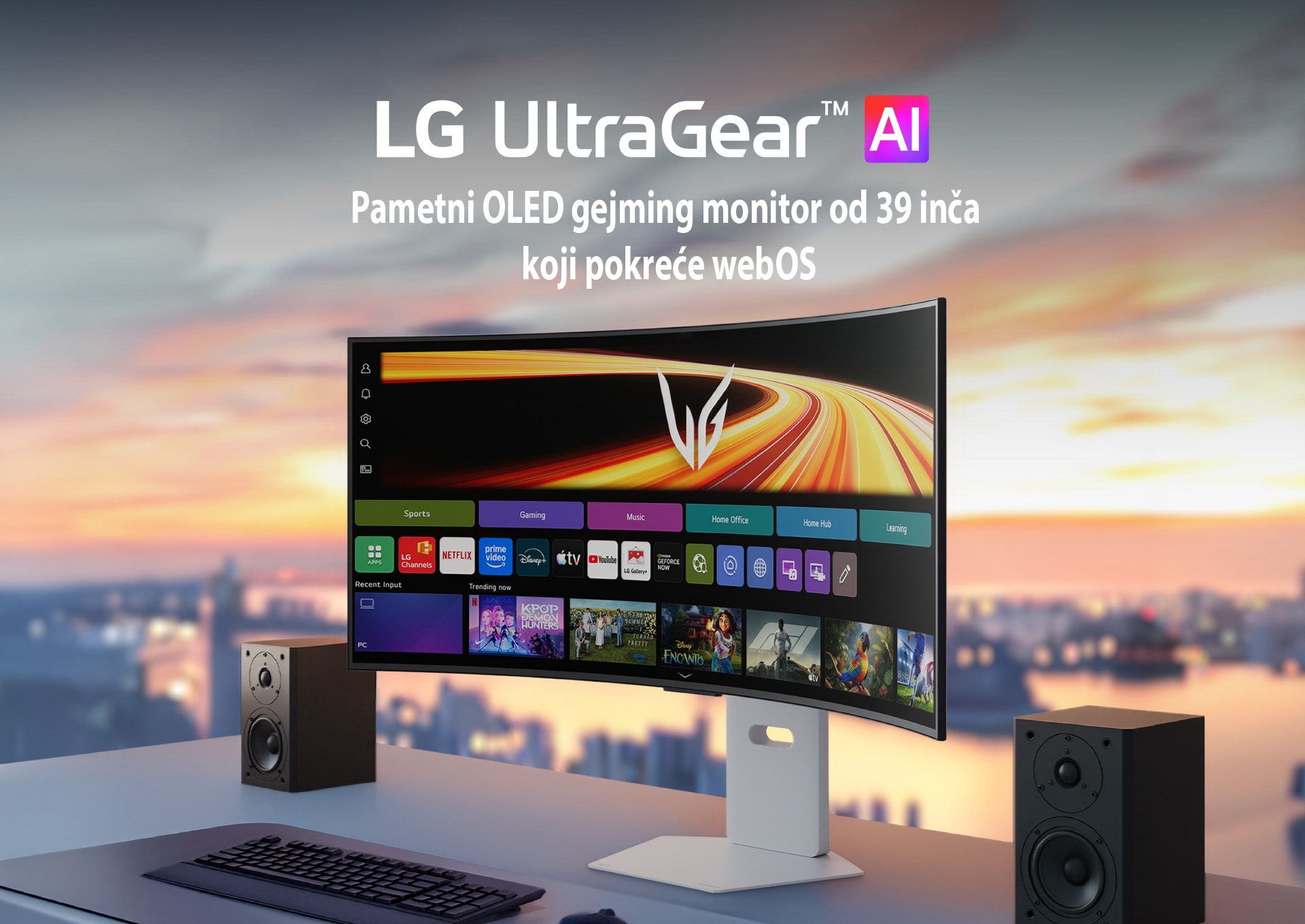UltraGear™ GX9s OLED gejming monitor prikazuje webOS interfejs na zakrivljenom ekranu, na stolu sa stereo zvučnicima.