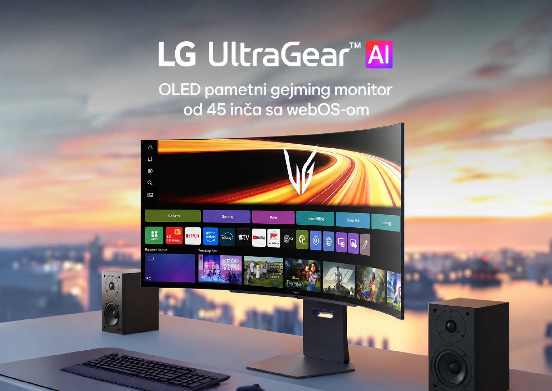UltraGear™ GX9s OLED gejming monitor prikazuje webOS interfejs na zakrivljenom ekranu, na stolu sa stereo zvučnicima.