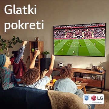 Četiri osobe sede na kauču i gledaju fudbalsku utakmicu u dnevnoj sobi.