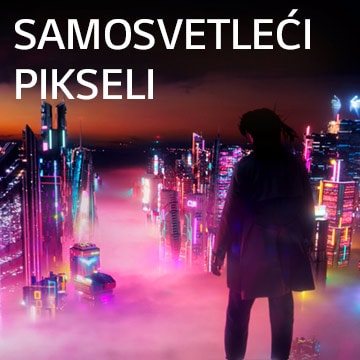 Žena gleda grad sa raznobojnim neonskim znacima noću.