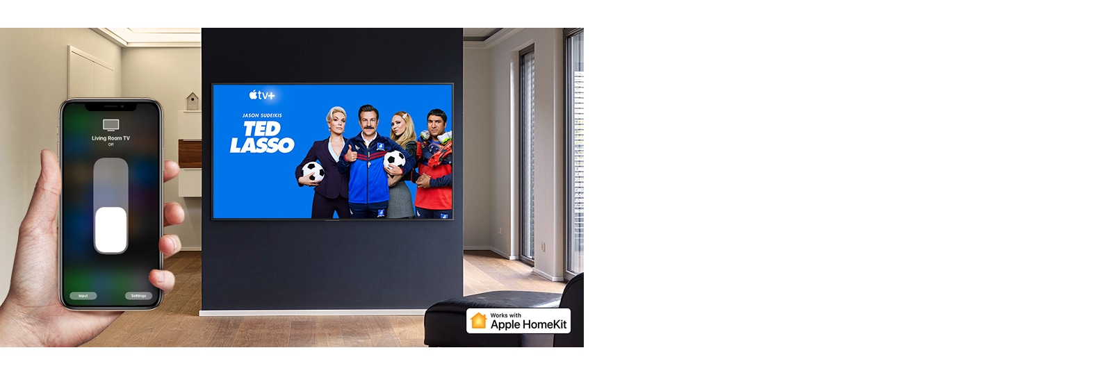 Krupan kadar ruke koje upravlja televizorom preko iPhone uređaja i televizor na kom se prikazuje sadržaj Apple TV+, Ted Lasso.