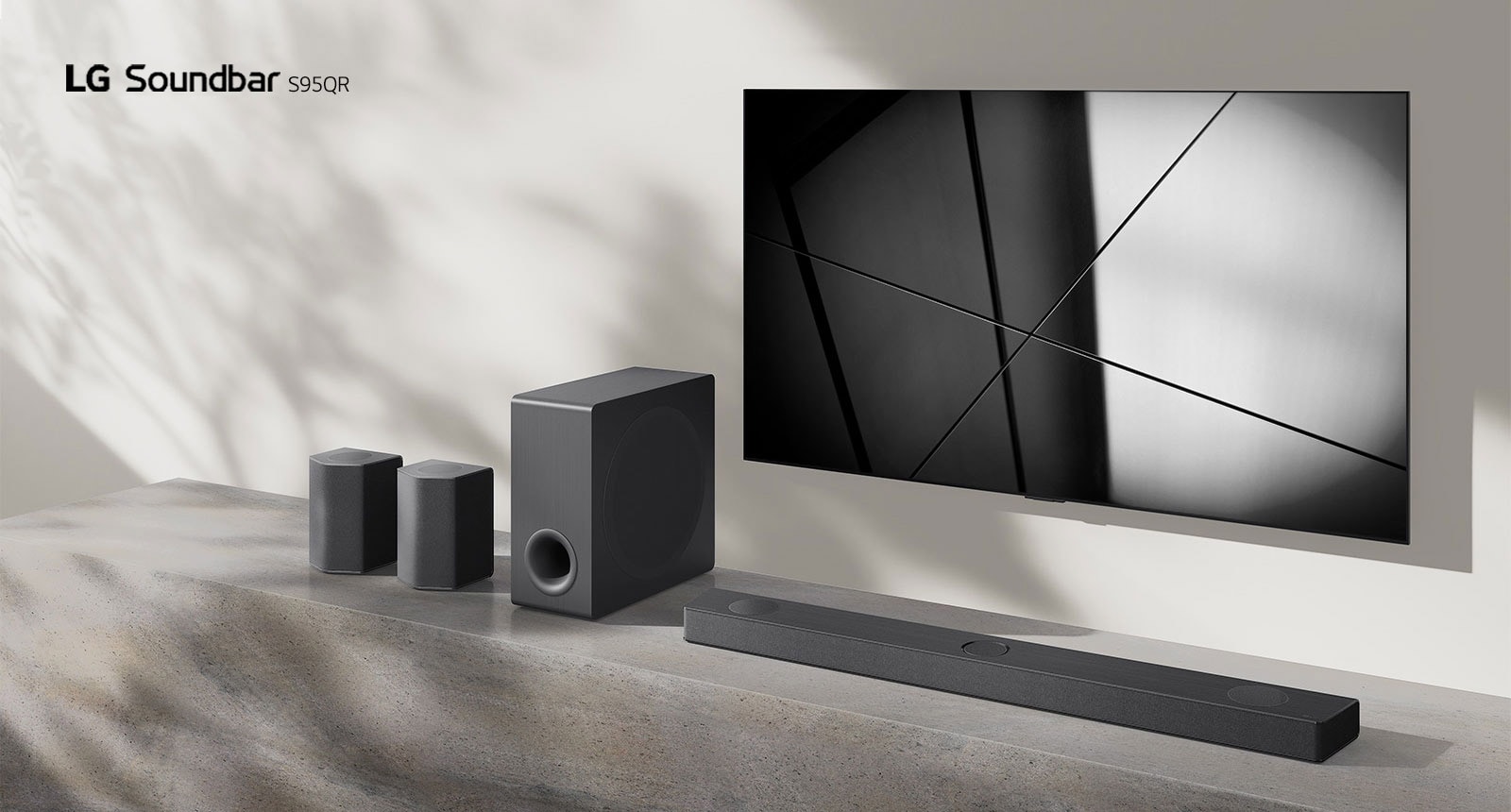 LG Sound Bar S95QR i LG TV postavljeni su zajedno u dnevnoj sobi. Televizor je uključen i prikazuje se crno-bela slika.