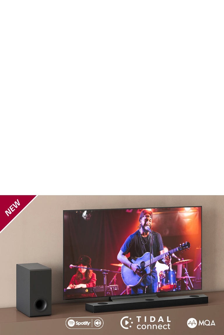 LG TV je postavljen na braon polici, LG Sound Bar S80QY je postavljen ispred televizora. Niskotonac je postavljen sa leve strane televizora. Na televizoru se prikazuje scena sa koncerta. Oznaka NEW prikazana je u gornjem levom uglu.