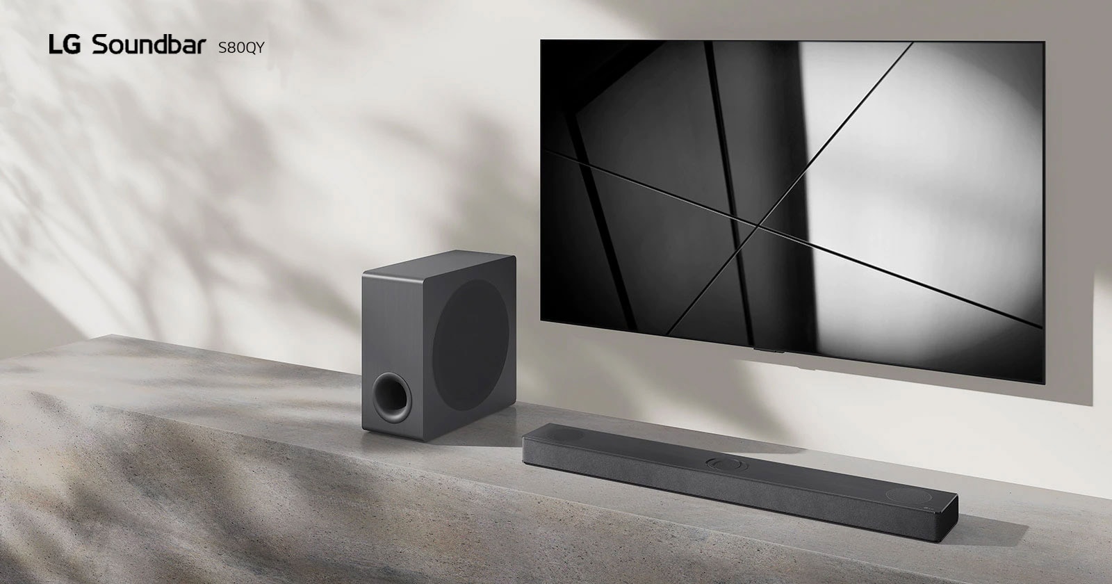 LG Sound Bar S80QY i LG TV postavljeni su zajedno u dnevnoj sobi. Televizor je uključen i prikazuje se crno-bela slika.