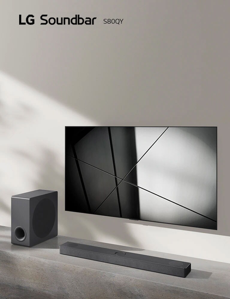 LG Sound Bar S80QY i LG TV postavljeni su zajedno u dnevnoj sobi. Televizor je uključen i prikazuje se crno-bela slika.