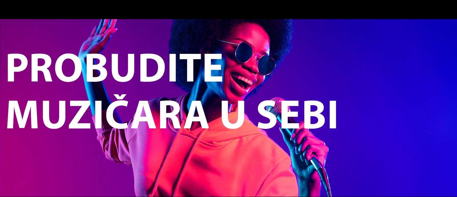 Žena peva.